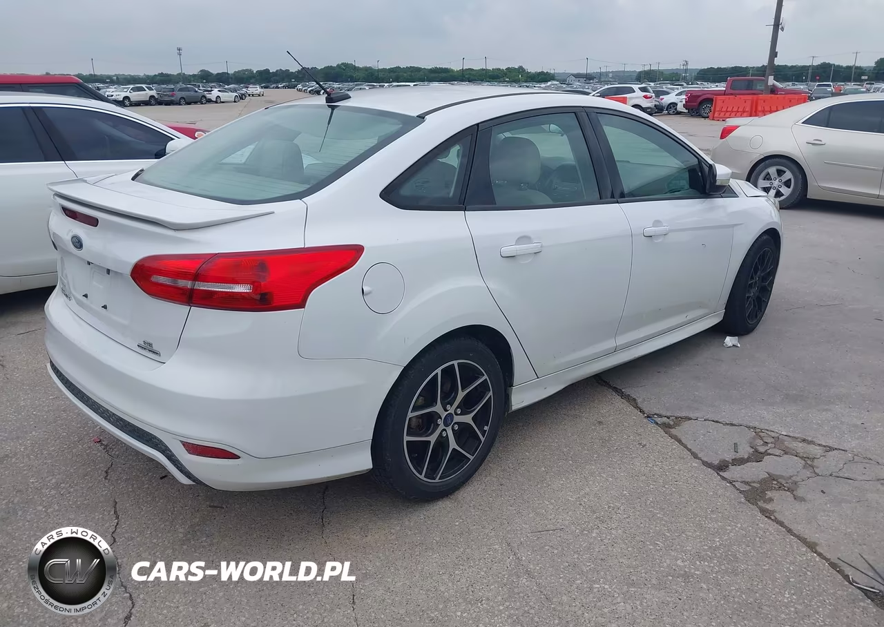 2015 Ford Focus Se VIN:1FADP3F2XFL293362 - 4
