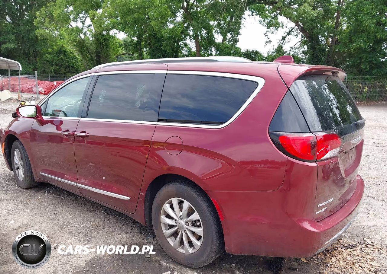 2019 Chrysler Pacifica Touring L VIN:2C4RC1BG9KR597348 - 3