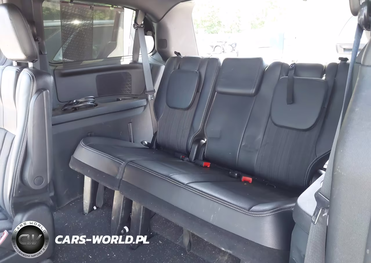2015 Chrysler Town & Country S VIN:2C4RC1HG1FR620201 - 17