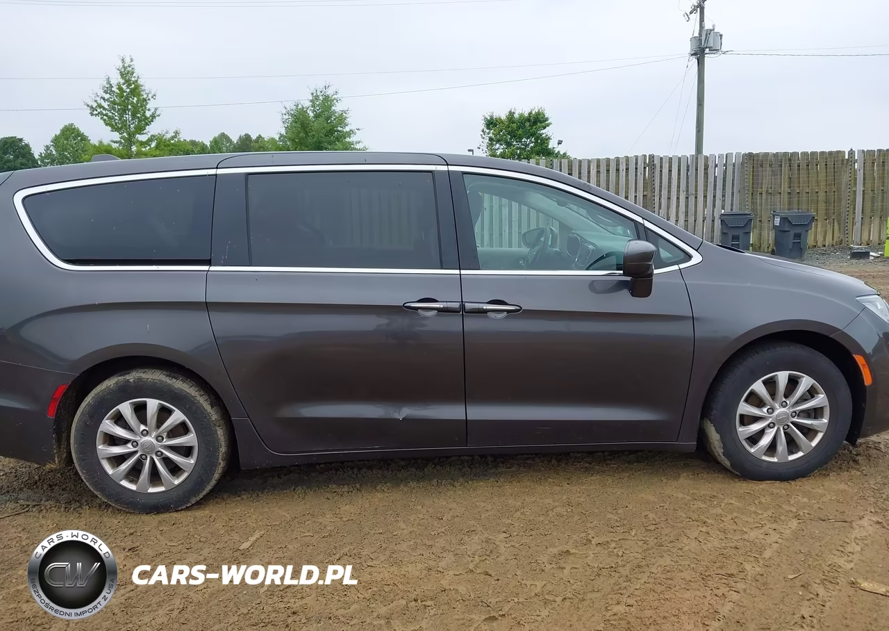 2018 Chrysler Pacifica Touring Plus VIN:2C4RC1FG1JR133057 - 13