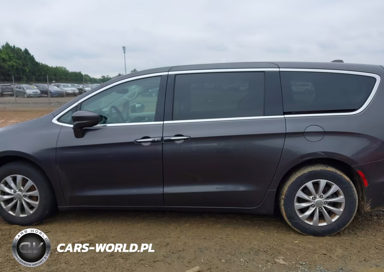 2018 Chrysler Pacifica Touring Plus VIN:2C4RC1FG1JR133057 - 14
