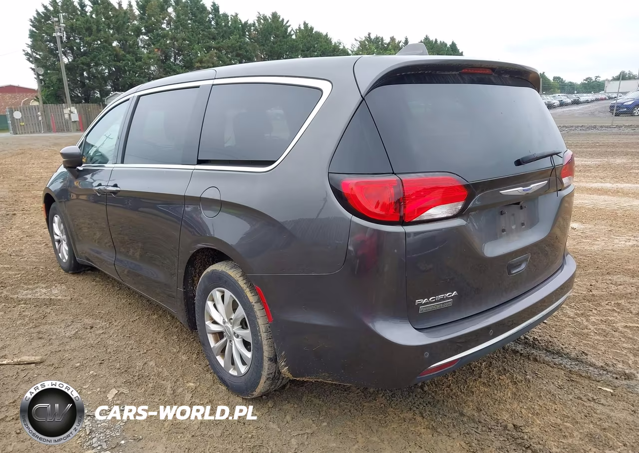 2018 Chrysler Pacifica Touring Plus VIN:2C4RC1FG1JR133057 - 3