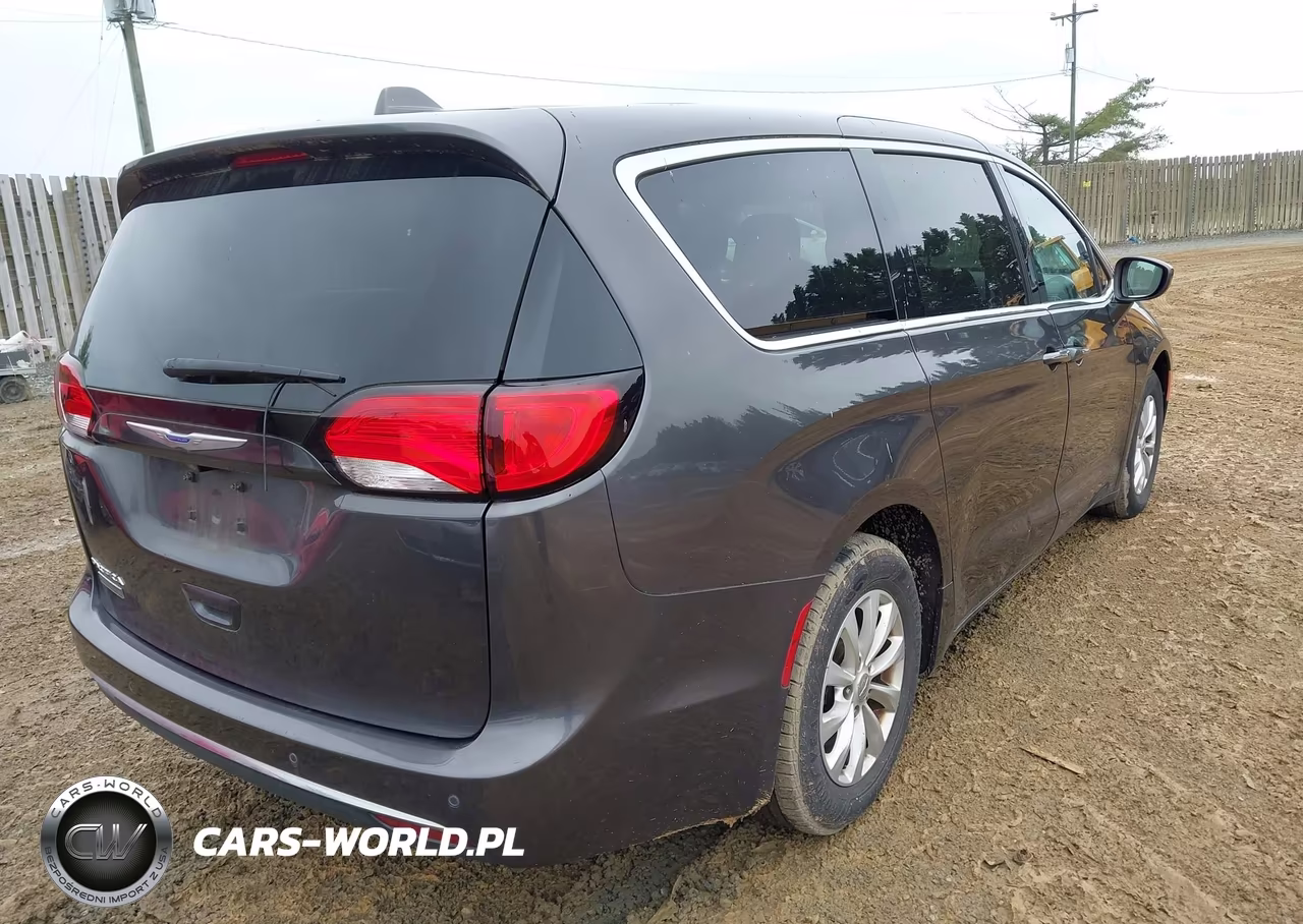 2018 Chrysler Pacifica Touring Plus VIN:2C4RC1FG1JR133057 - 4