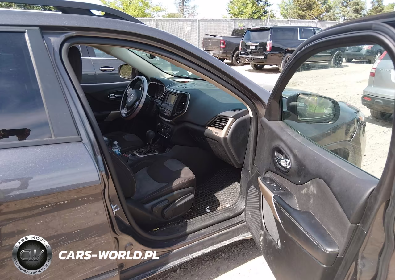 2018 Jeep Cherokee Latitude 4X4 VIN:1C4PJMCB1JD597914 - 5