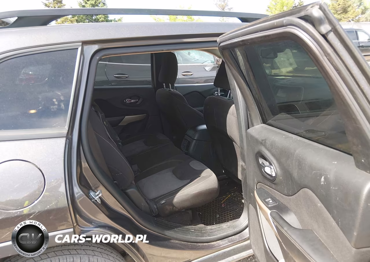 2018 Jeep Cherokee Latitude 4X4 VIN:1C4PJMCB1JD597914 - 8