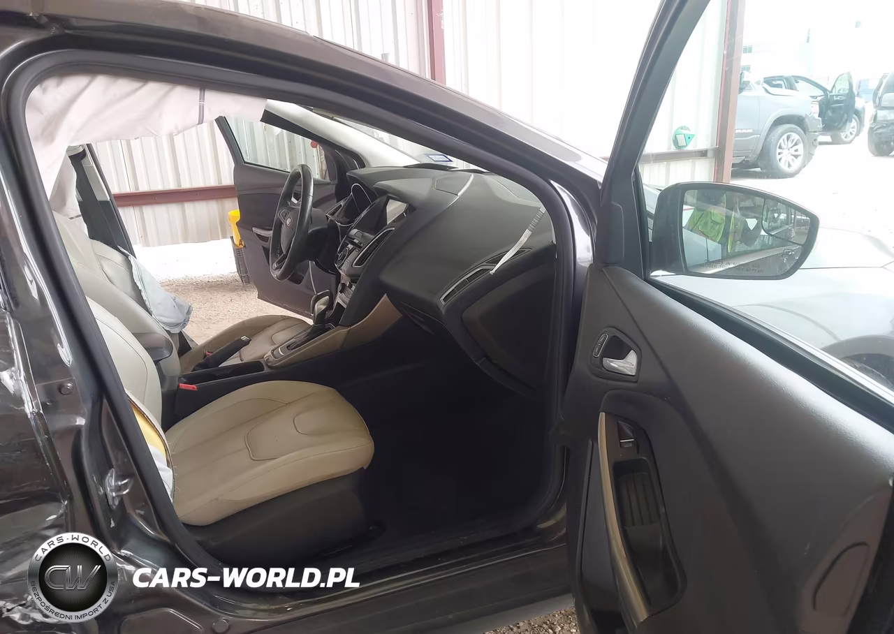 2018 Ford Focus Titanium VIN:1FADP3J29JL273586 - 5