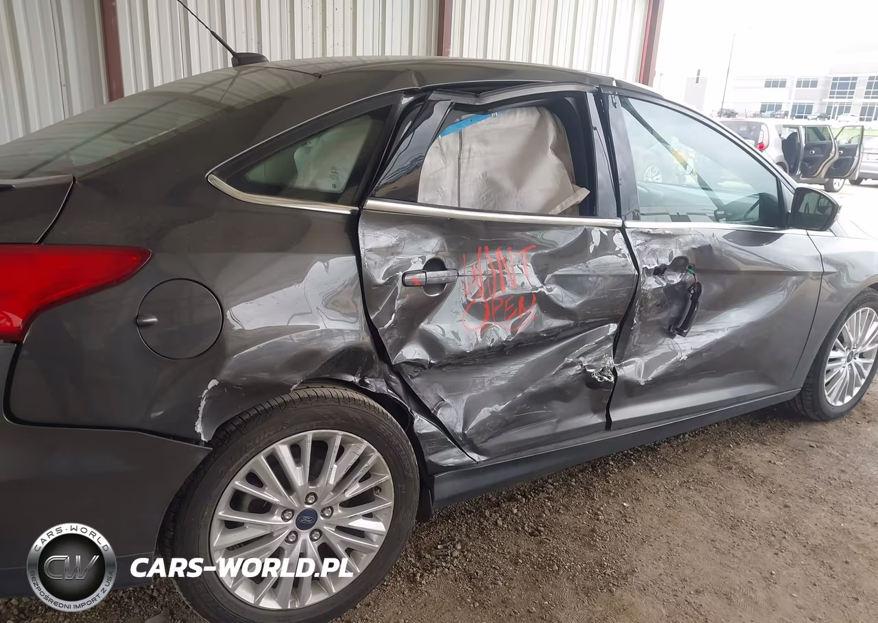 2018 Ford Focus Titanium VIN:1FADP3J29JL273586 - 6
