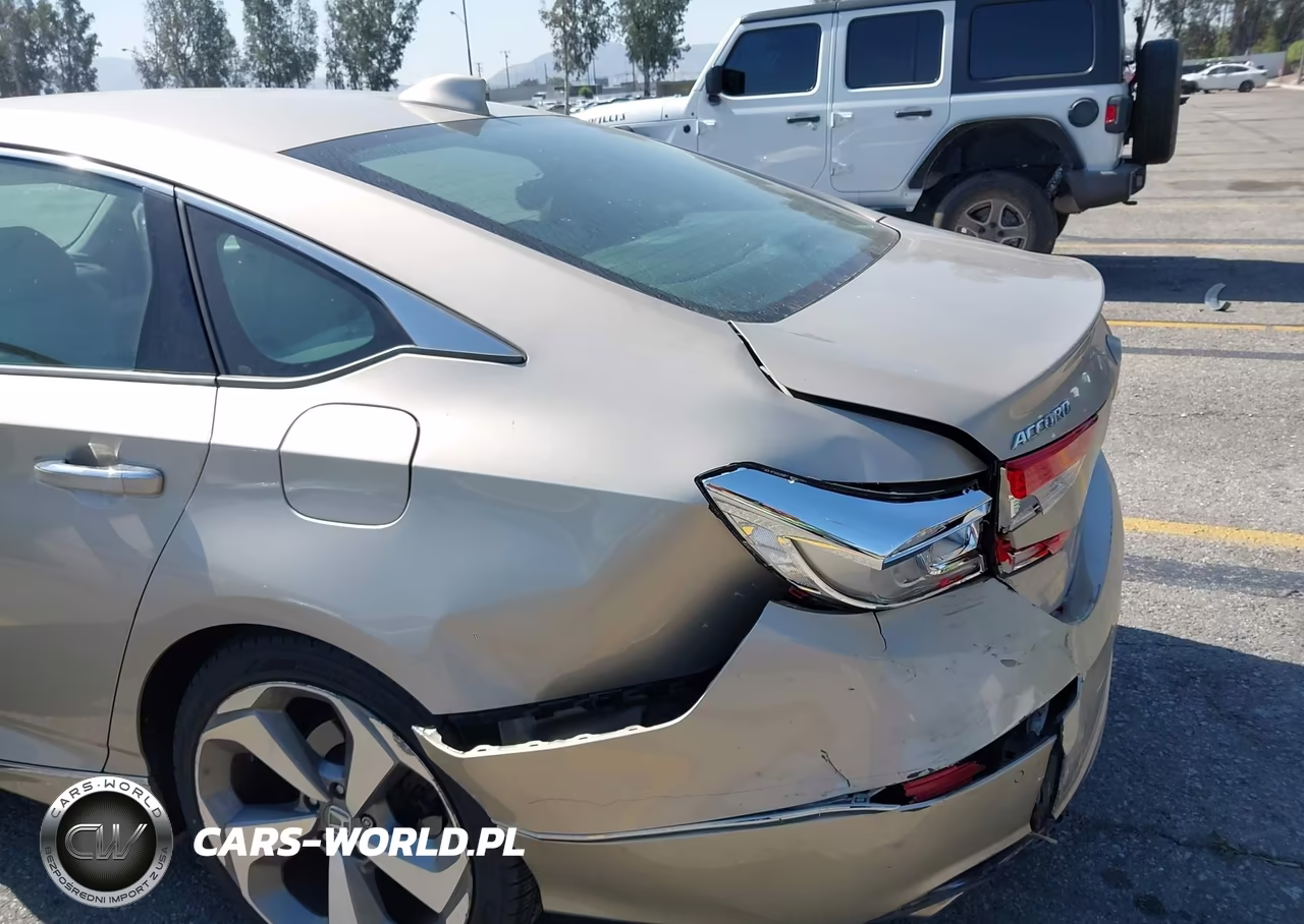 2018 Honda Accord Touring VIN:1HGCV1F97JA111779 - 18