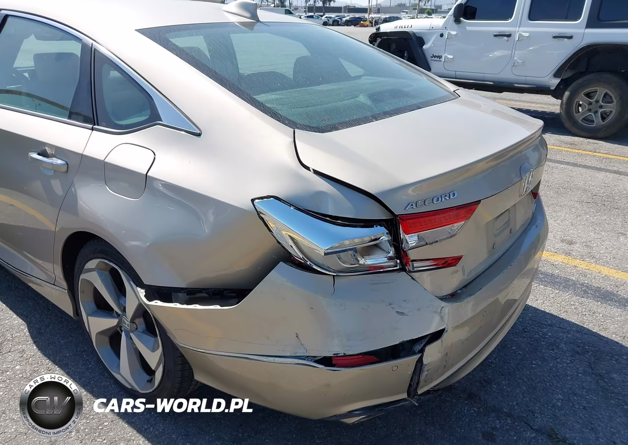 2018 Honda Accord Touring VIN:1HGCV1F97JA111779 - 6