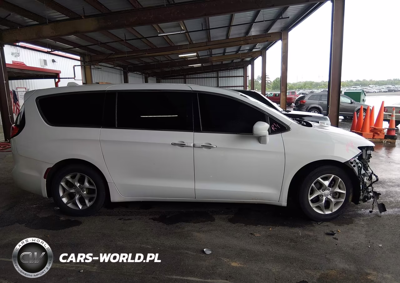 2019 Chrysler Pacifica Touring Plus VIN:2C4RC1FGXKR714767 - 14