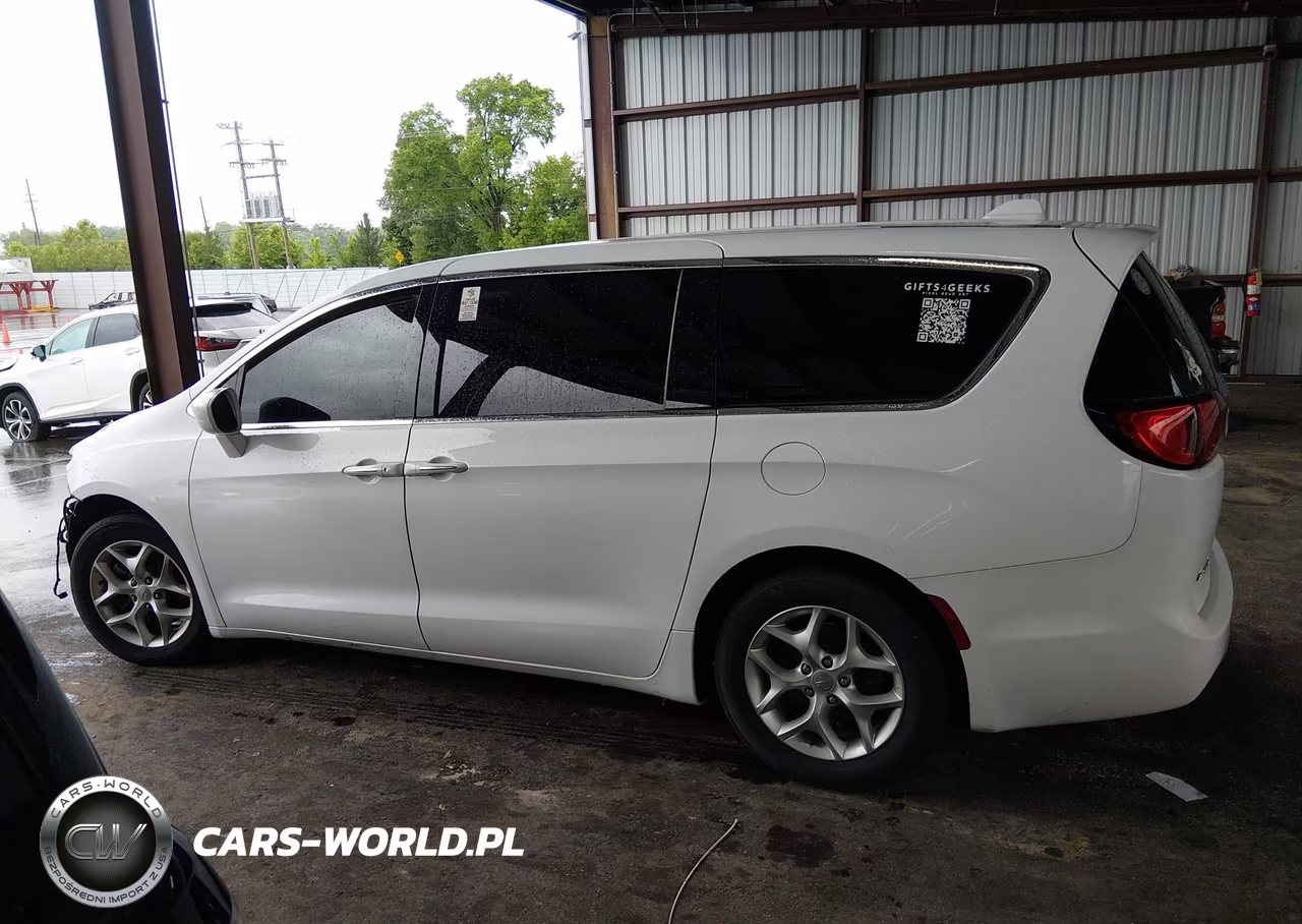 2019 Chrysler Pacifica Touring Plus VIN:2C4RC1FGXKR714767 - 15