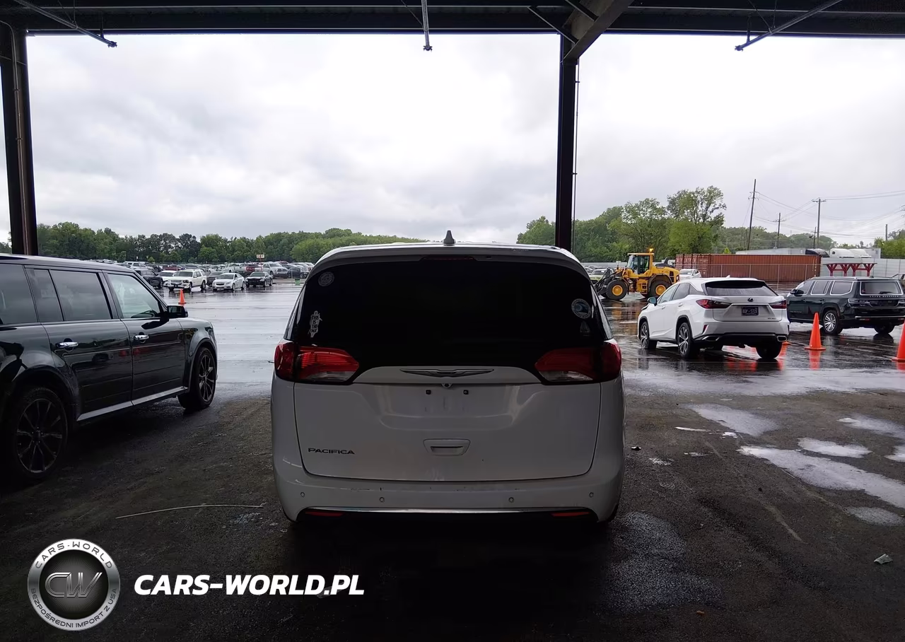 2019 Chrysler Pacifica Touring Plus VIN:2C4RC1FGXKR714767 - 17