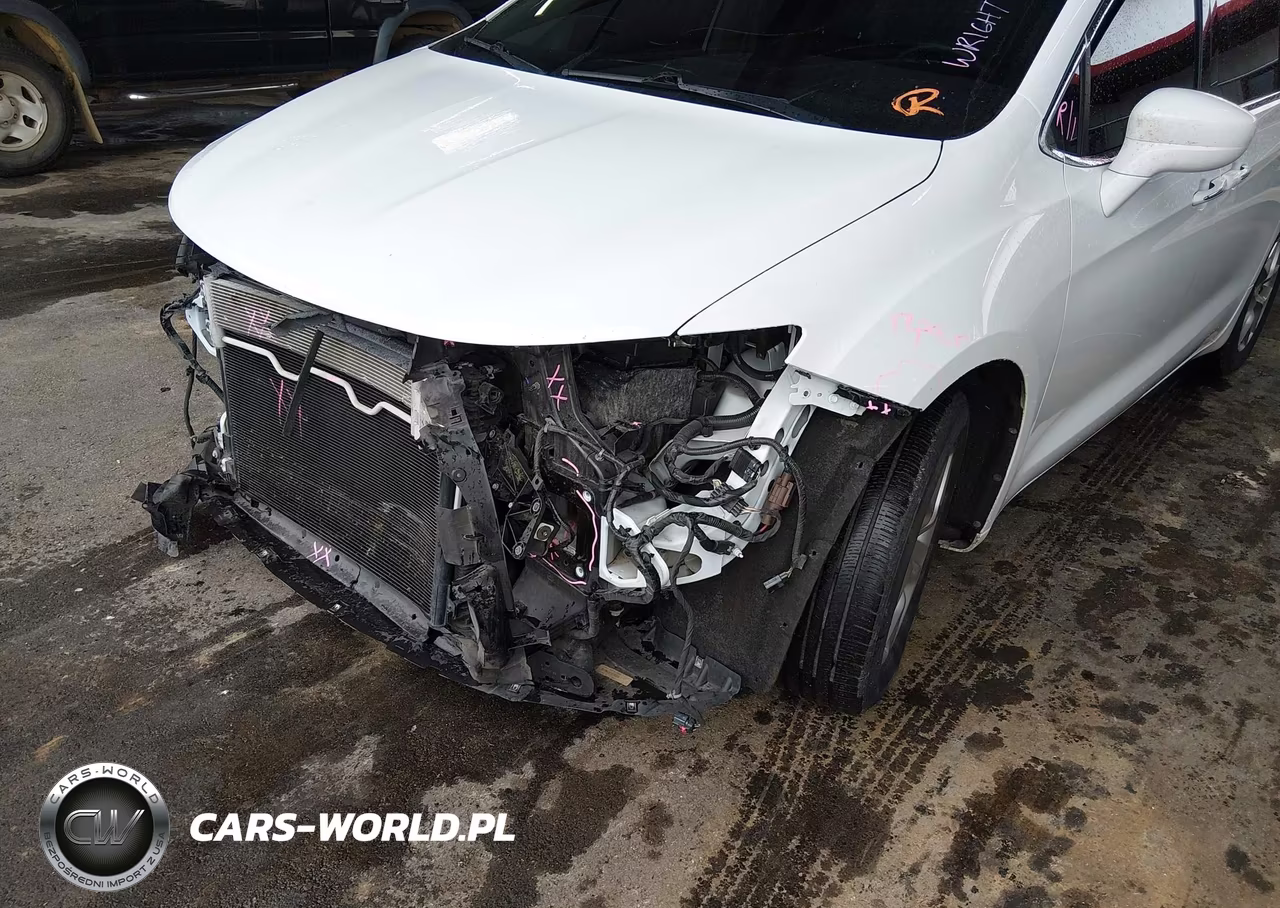 2019 Chrysler Pacifica Touring Plus VIN:2C4RC1FGXKR714767 - 18