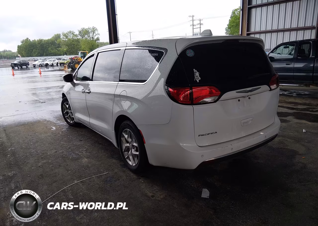 2019 Chrysler Pacifica Touring Plus VIN:2C4RC1FGXKR714767 - 3