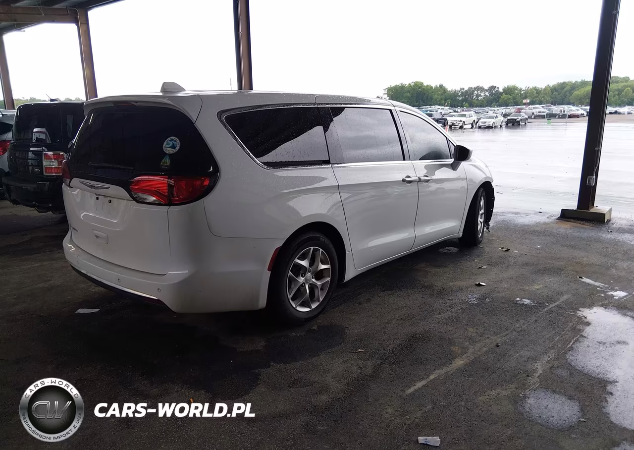 2019 Chrysler Pacifica Touring Plus VIN:2C4RC1FGXKR714767 - 4