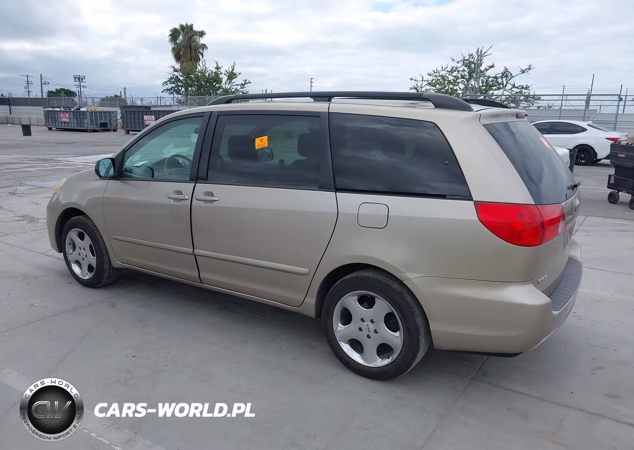 2010 Toyota Sienna Le VIN:5TDKK4CC3AS319407 - 3