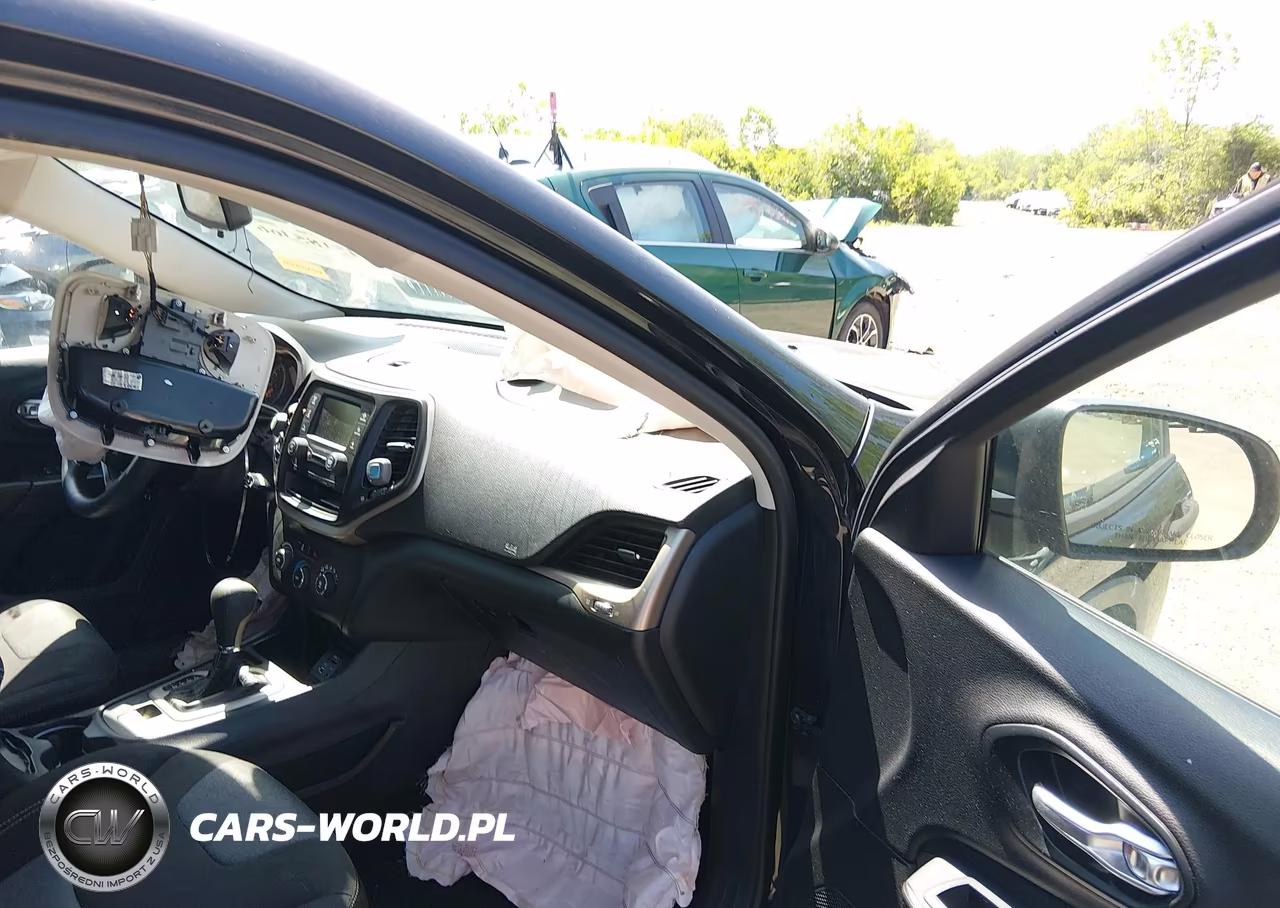 2015 Jeep Cherokee Sport VIN:1C4PJLAB4FW760564 - 5