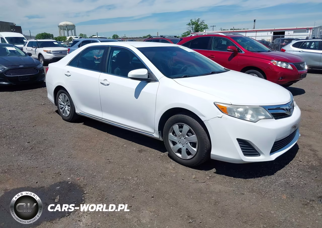 2014 Toyota Camry Le – zdjęcie 1 z 16