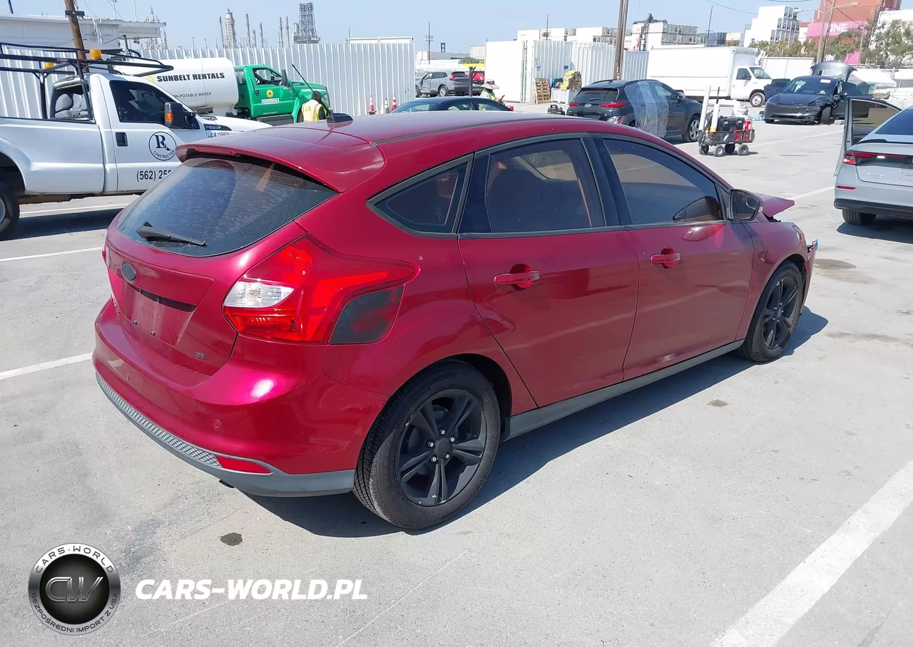 2014 Ford Focus Se VIN:1FADP3K21EL399445 - 4