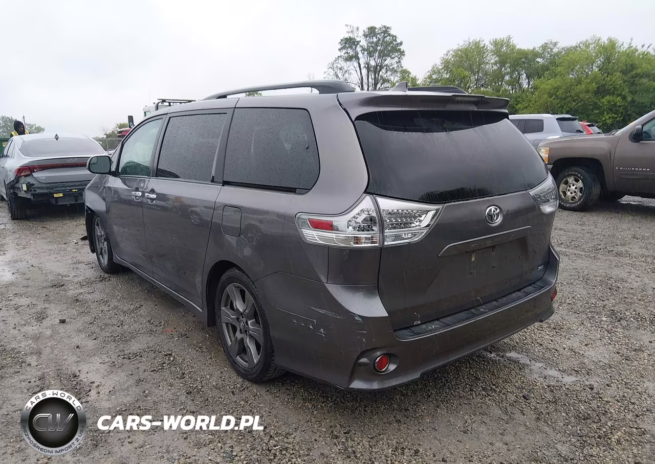 2018 Toyota Sienna Se 8 Passenger VIN:5TDXZ3DC1JS950960 - 3