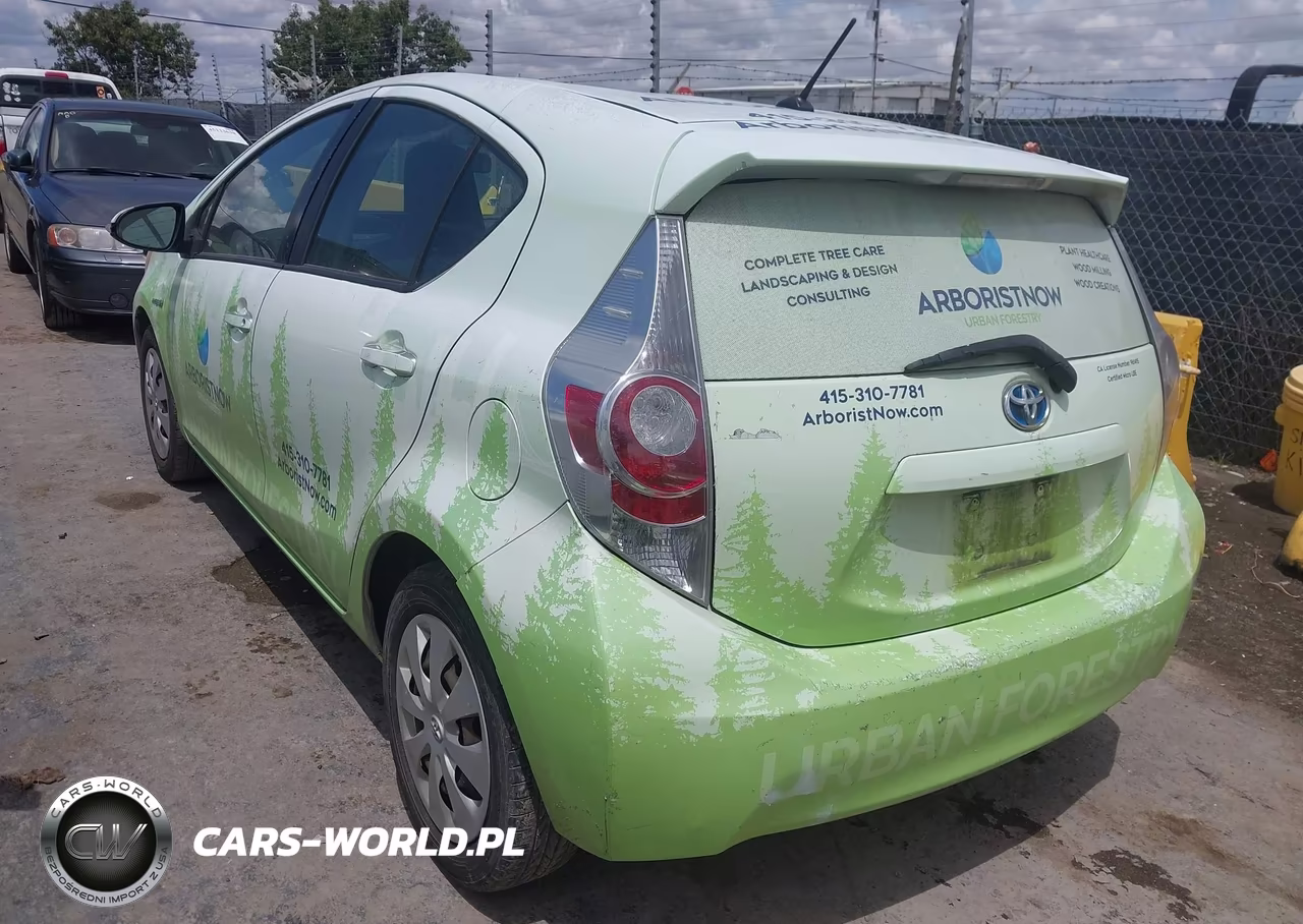 2013 Toyota Prius C One VIN:JTDKDTB36D1556819 - 3
