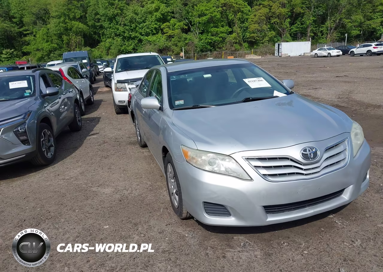 2010 Toyota Camry Le – zdjęcie 1 z 11