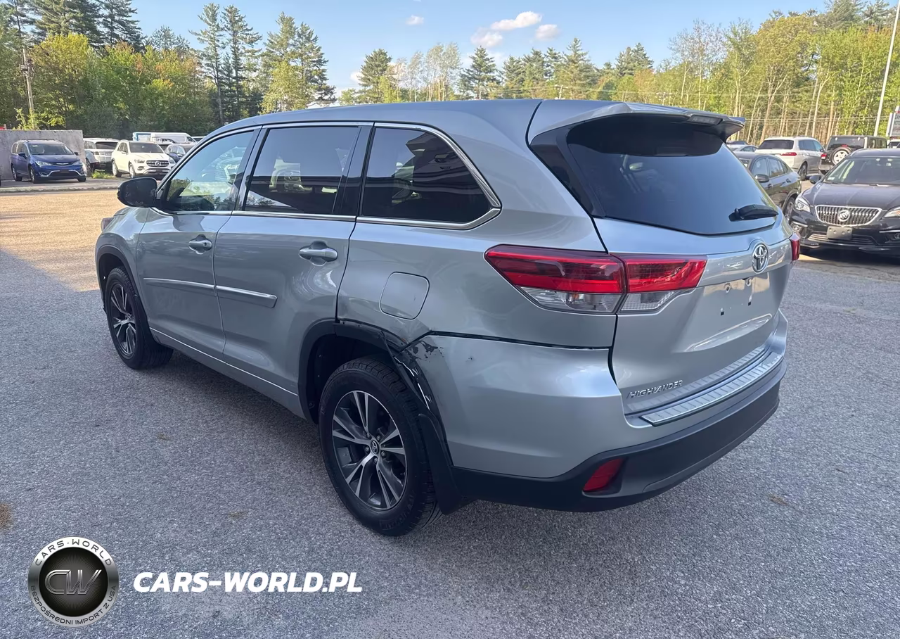 2018 Toyota Highlander Le VIN:5TDBZRFH9JS843564 - 3