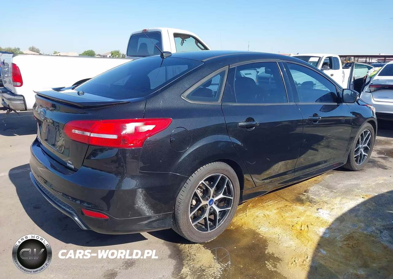 2015 Ford Focus Se VIN:1FADP3FE0FL281683 - 4