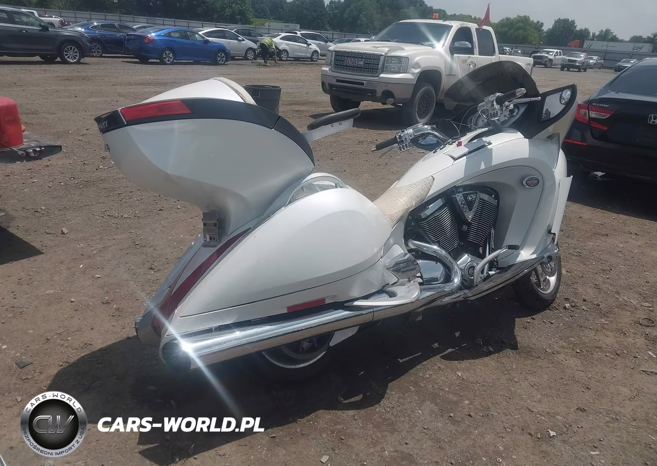 2010 Victory Motorcycles Vision Touring VIN:5VPSD36D8A3001570 - 4