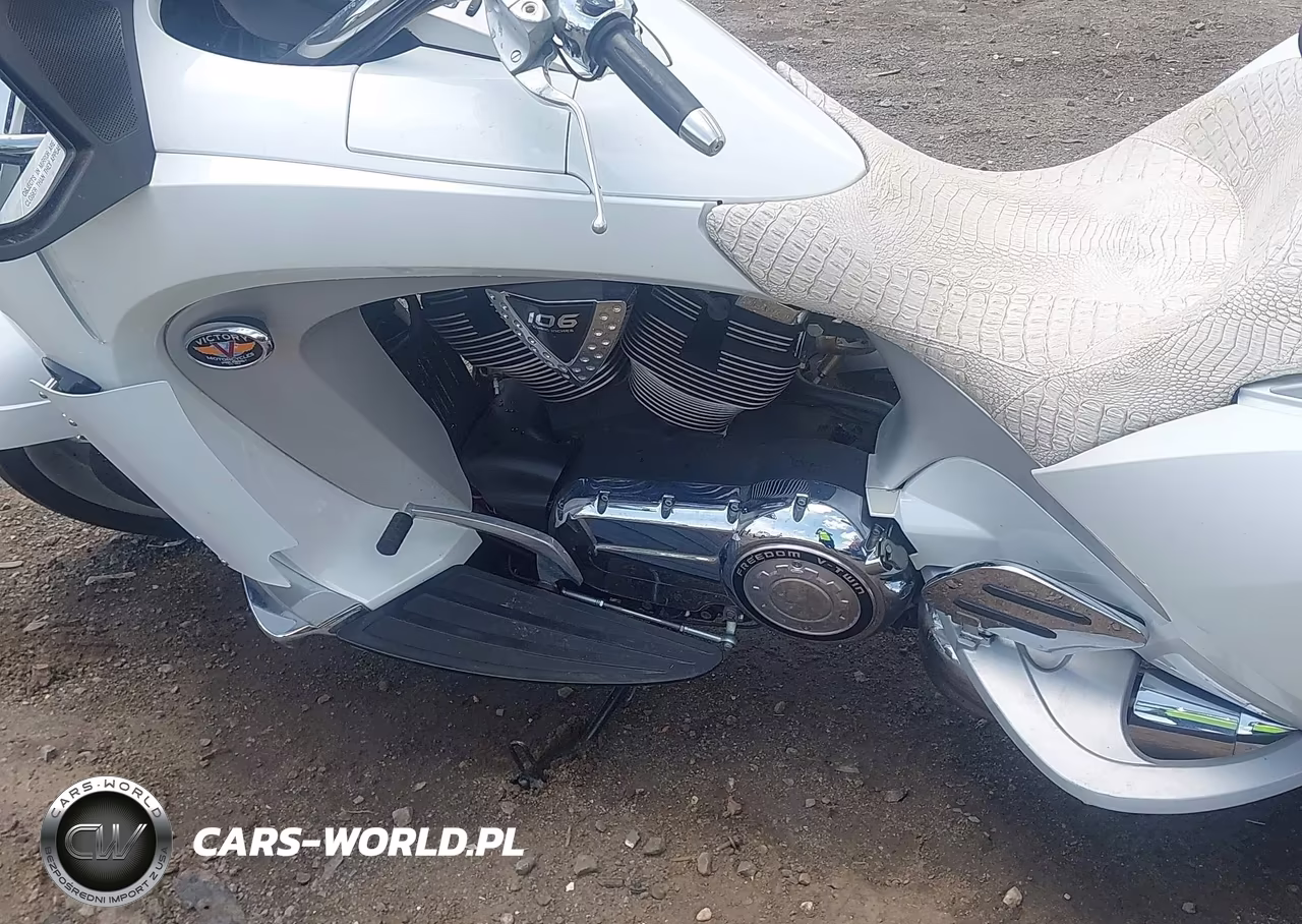 2010 Victory Motorcycles Vision Touring VIN:5VPSD36D8A3001570 - 9