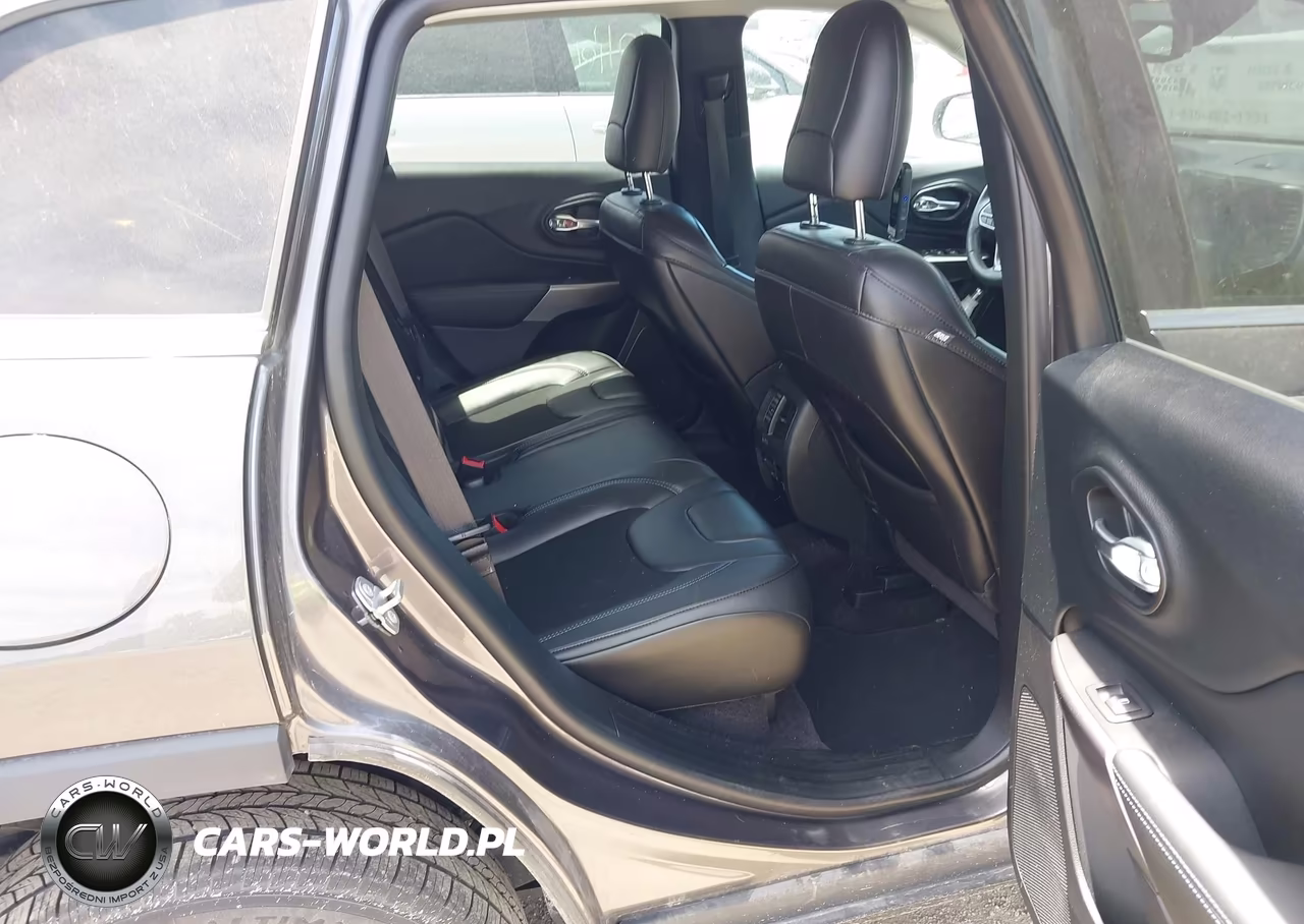 2019 Jeep Cherokee Latitude Plus 4X4 VIN:1C4PJMLB0KD108422 - 8