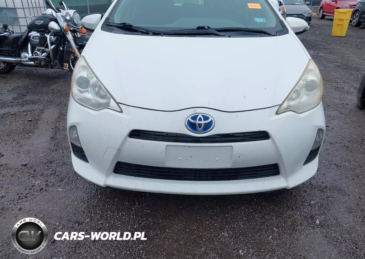 2013 Toyota Prius C Two VIN:JTDKDTB33D1555305 - 12