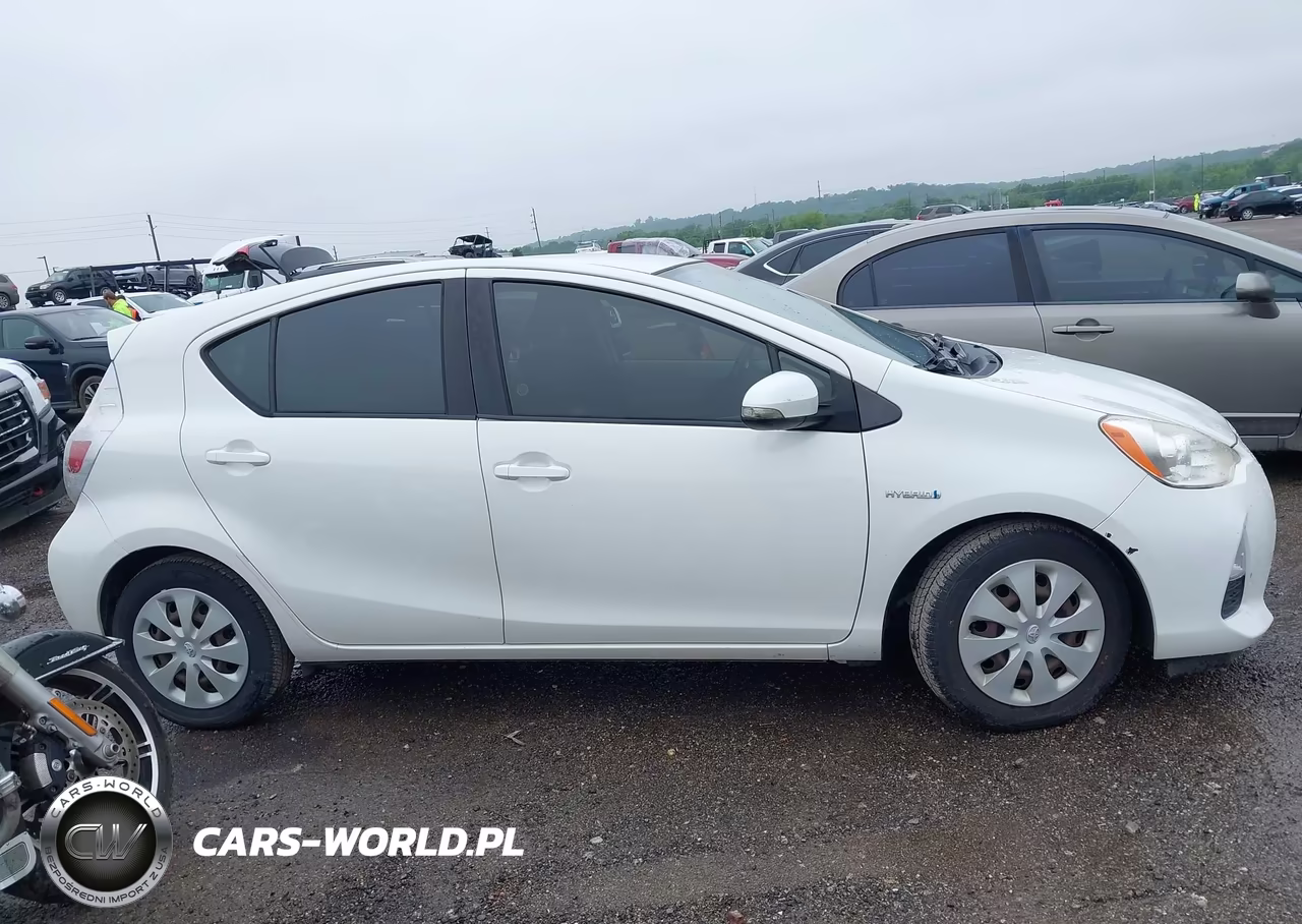 2013 Toyota Prius C Two VIN:JTDKDTB33D1555305 - 13