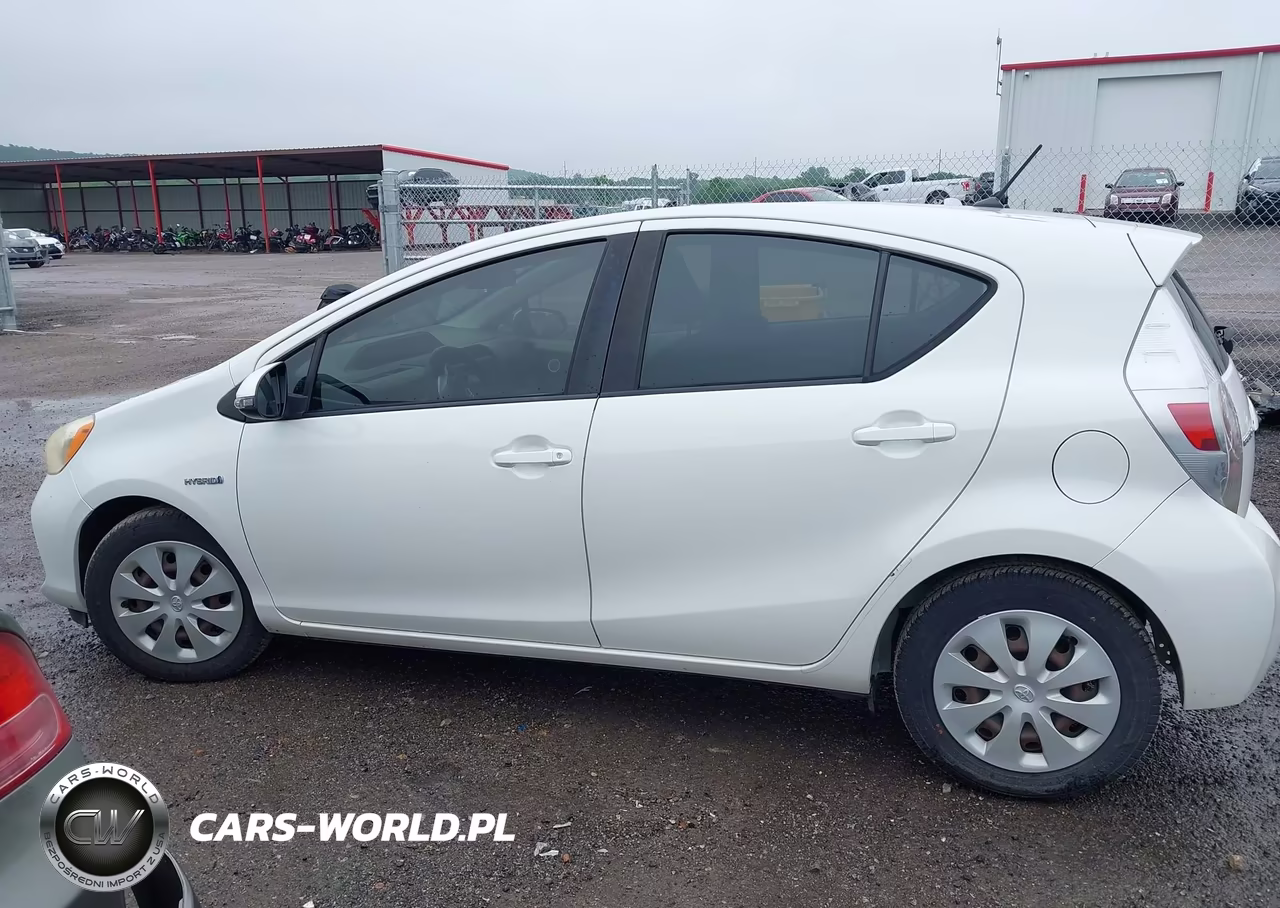 2013 Toyota Prius C Two VIN:JTDKDTB33D1555305 - 14