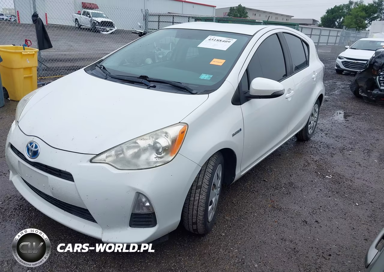 2013 Toyota Prius C Two VIN:JTDKDTB33D1555305 - 2