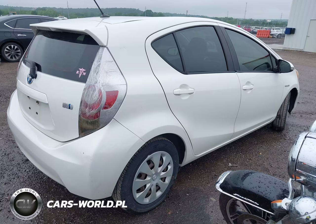 2013 Toyota Prius C Two VIN:JTDKDTB33D1555305 - 4