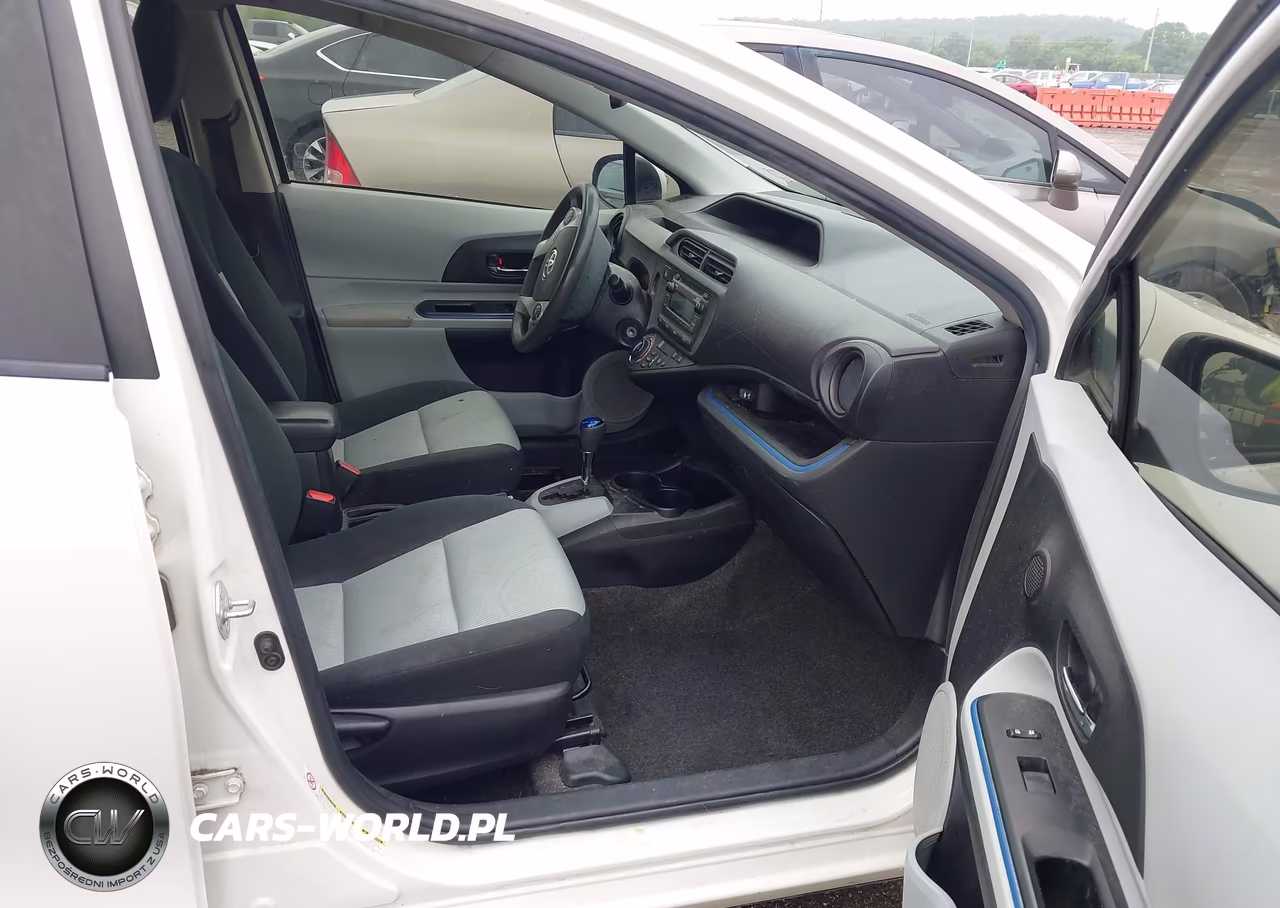 2013 Toyota Prius C Two VIN:JTDKDTB33D1555305 - 5