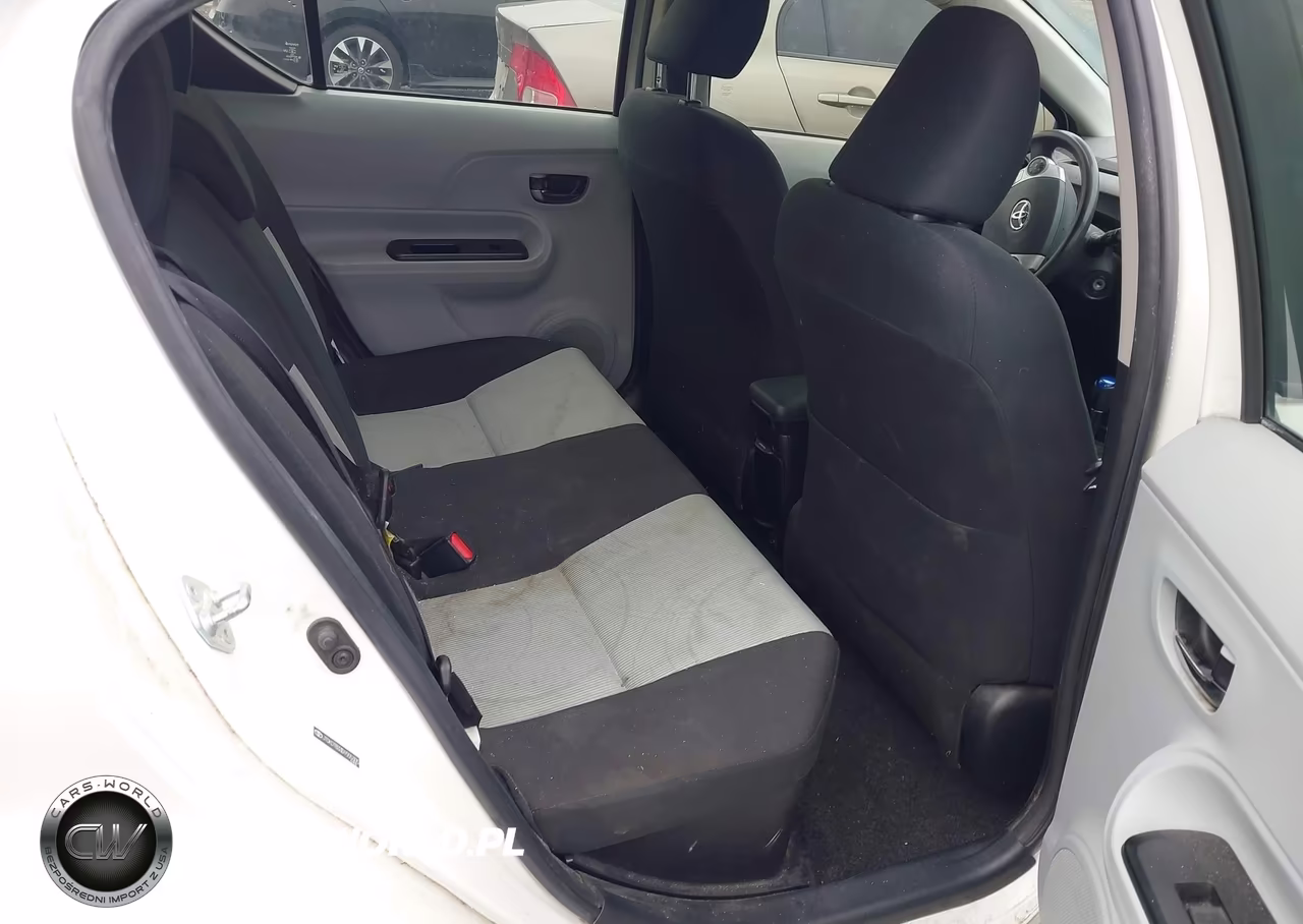 2013 Toyota Prius C Two VIN:JTDKDTB33D1555305 - 8
