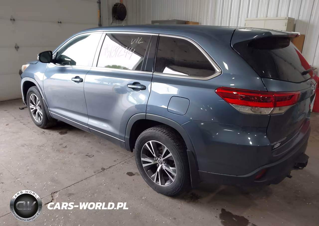 2018 Toyota Highlander Le VIN:5TDBZRFH4JS856688 - 3