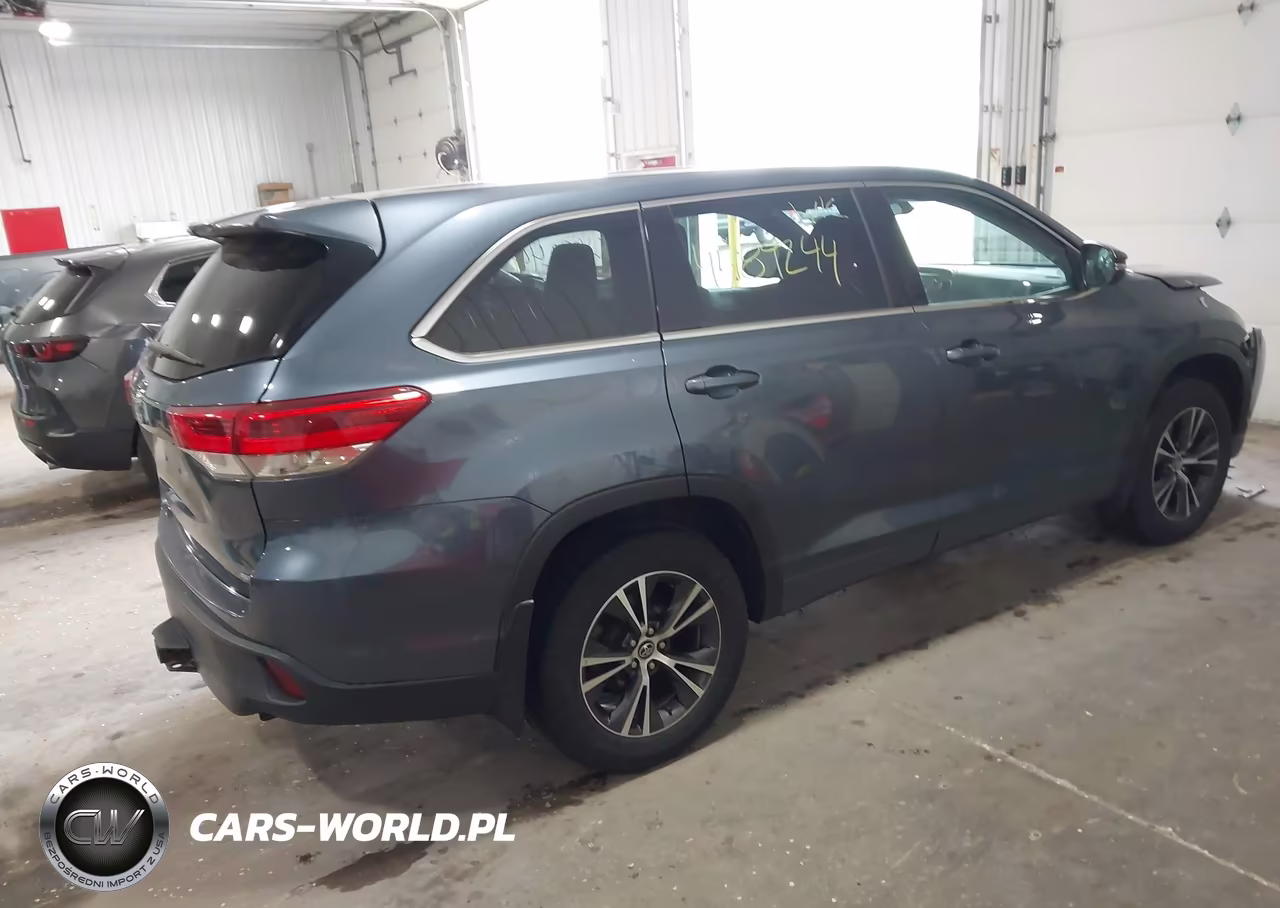 2018 Toyota Highlander Le VIN:5TDBZRFH4JS856688 - 4