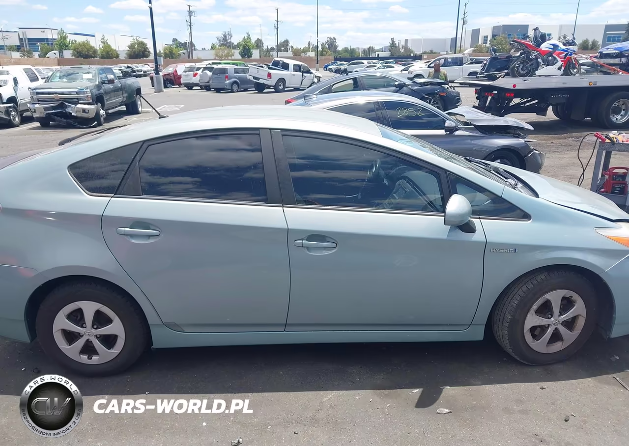 2015 Toyota Prius Two VIN:JTDKN3DUXF1934422 - 13