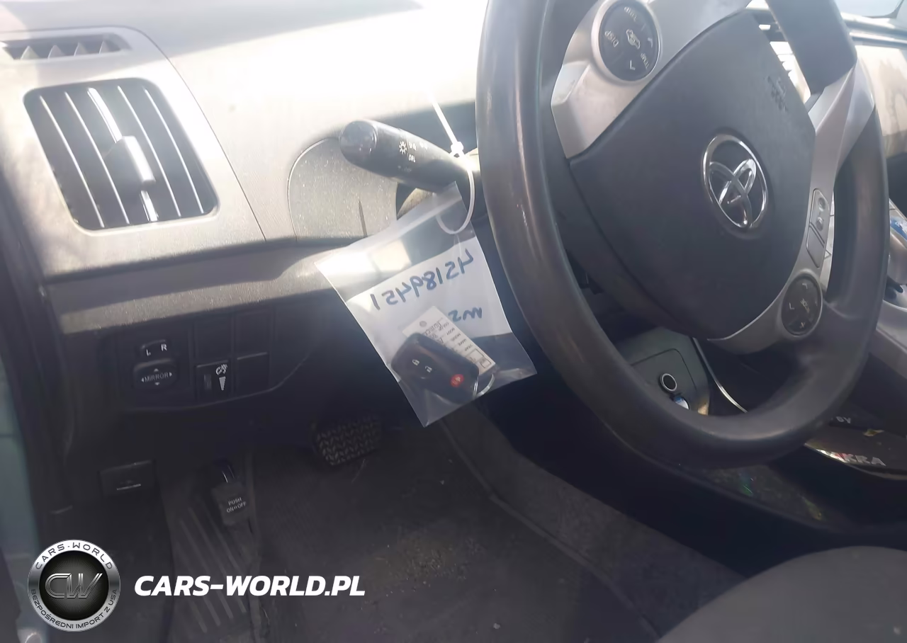 2015 Toyota Prius Two VIN:JTDKN3DUXF1934422 - 18