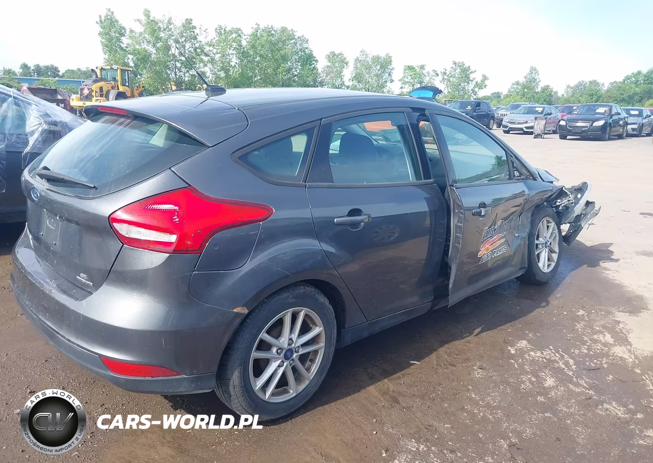 2016 Ford Focus Se VIN:1FADP3K24GL364000 - 4