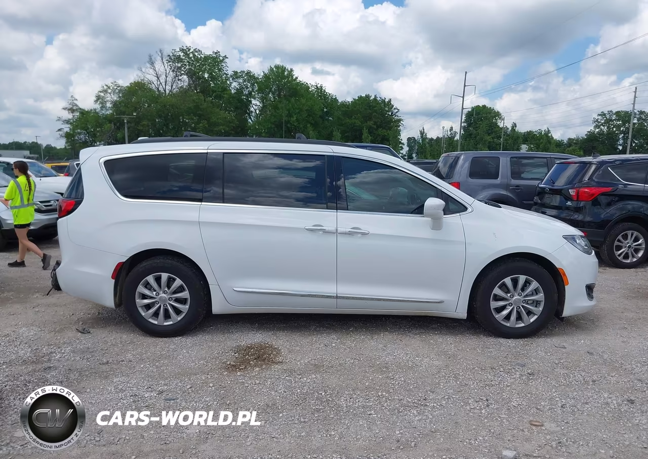 2017 Chrysler Pacifica Touring-L VIN:2C4RC1BG7HR526643 - 13