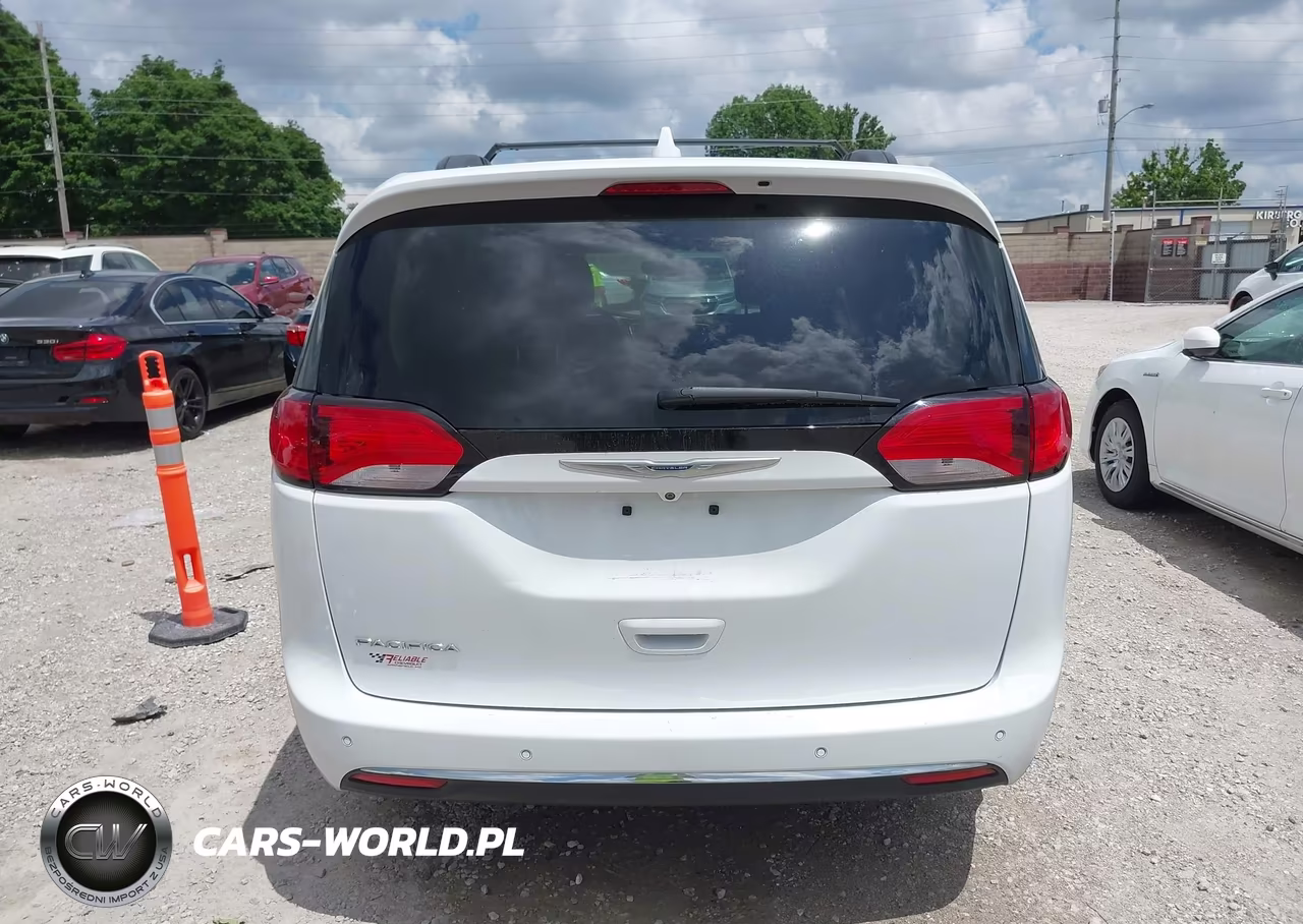 2017 Chrysler Pacifica Touring-L VIN:2C4RC1BG7HR526643 - 16