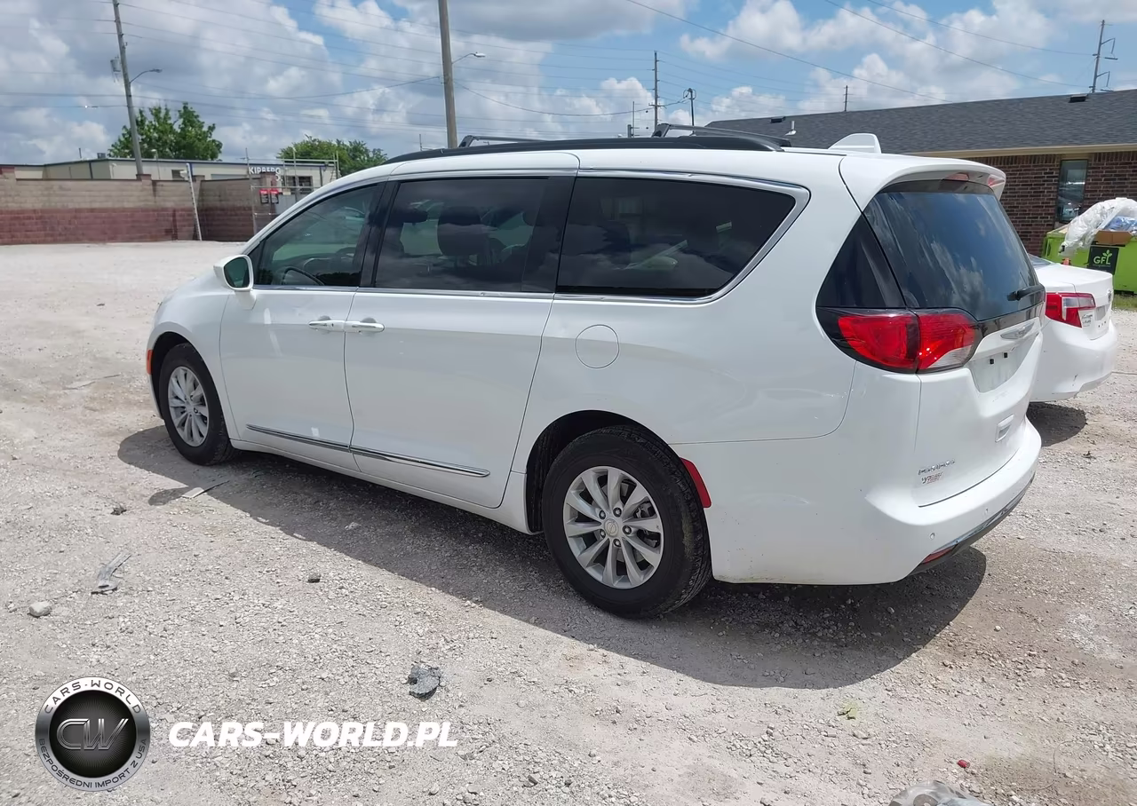 2017 Chrysler Pacifica Touring-L VIN:2C4RC1BG7HR526643 - 3