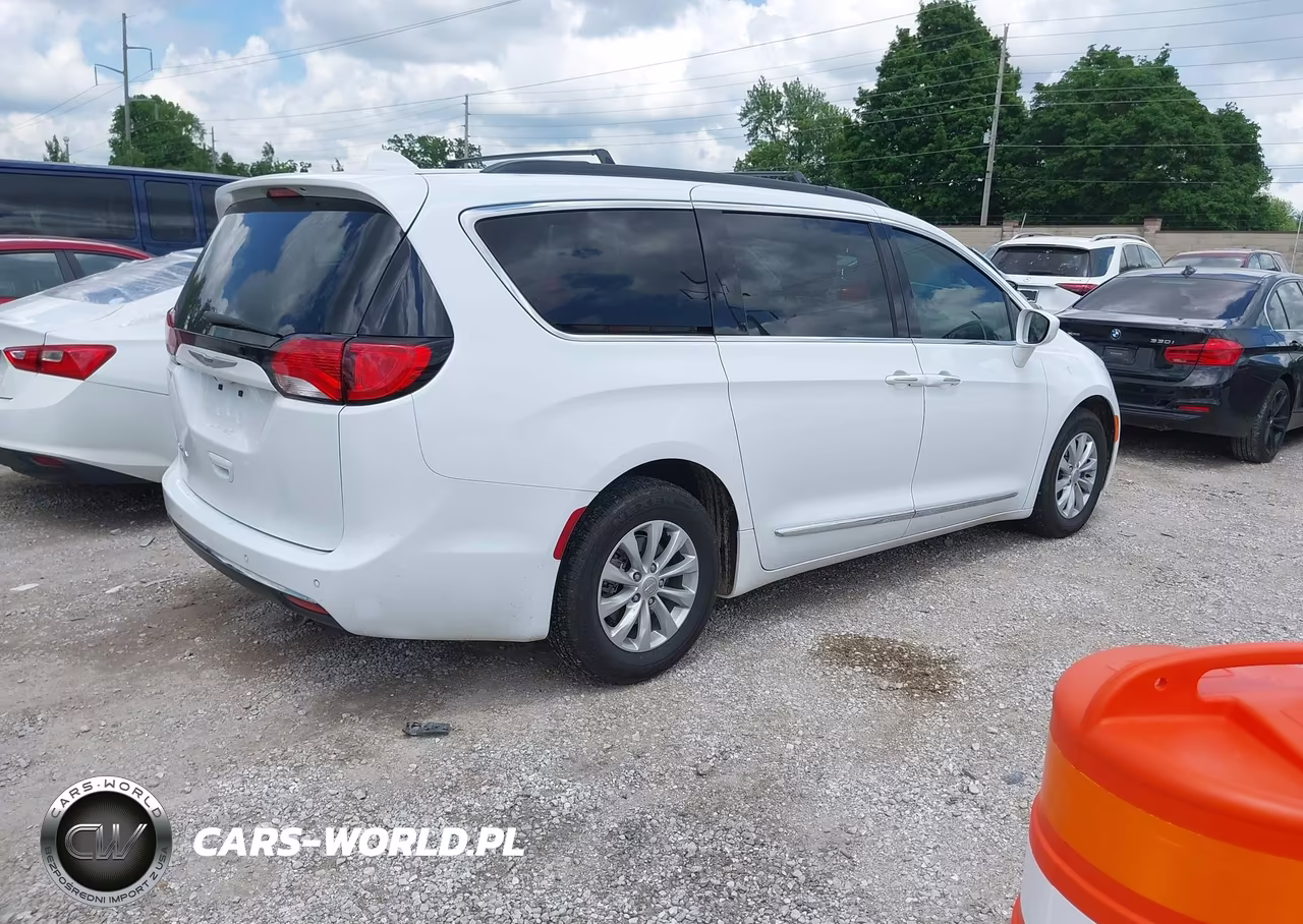 2017 Chrysler Pacifica Touring-L VIN:2C4RC1BG7HR526643 - 4