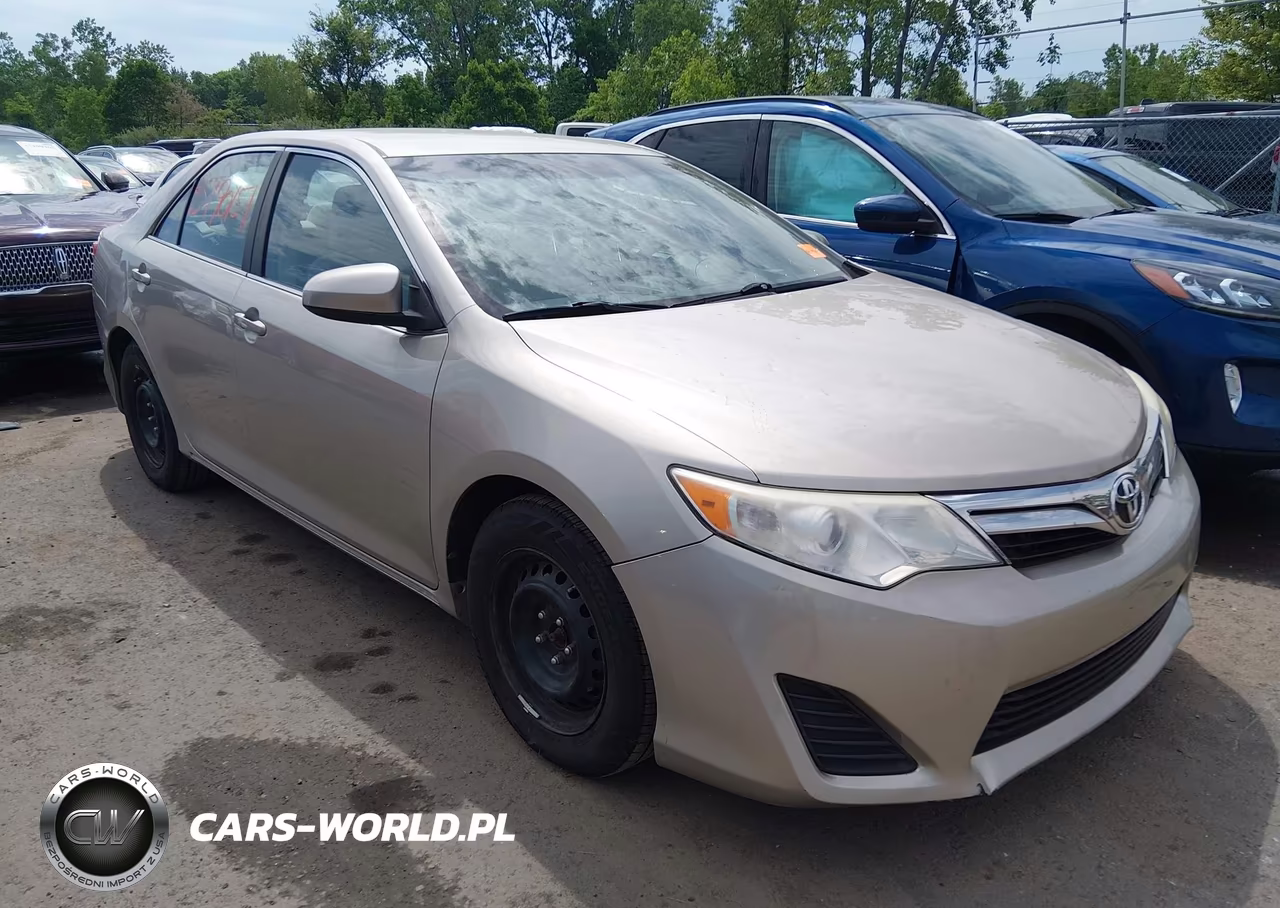 2014 Toyota Camry Le – zdjęcie 1 z 17
