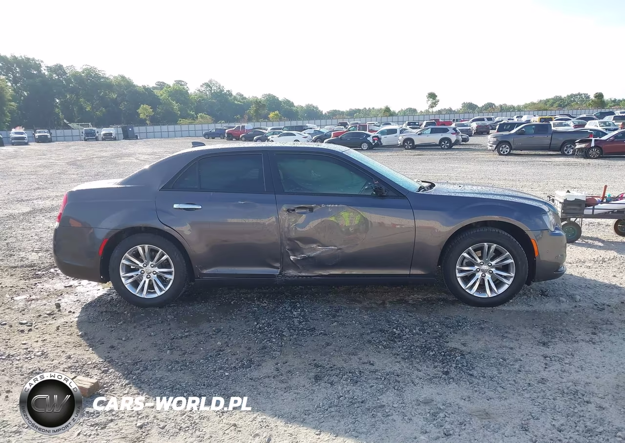 2018 Chrysler 300 300S VIN:2C3CCABG8JH326070 - 13