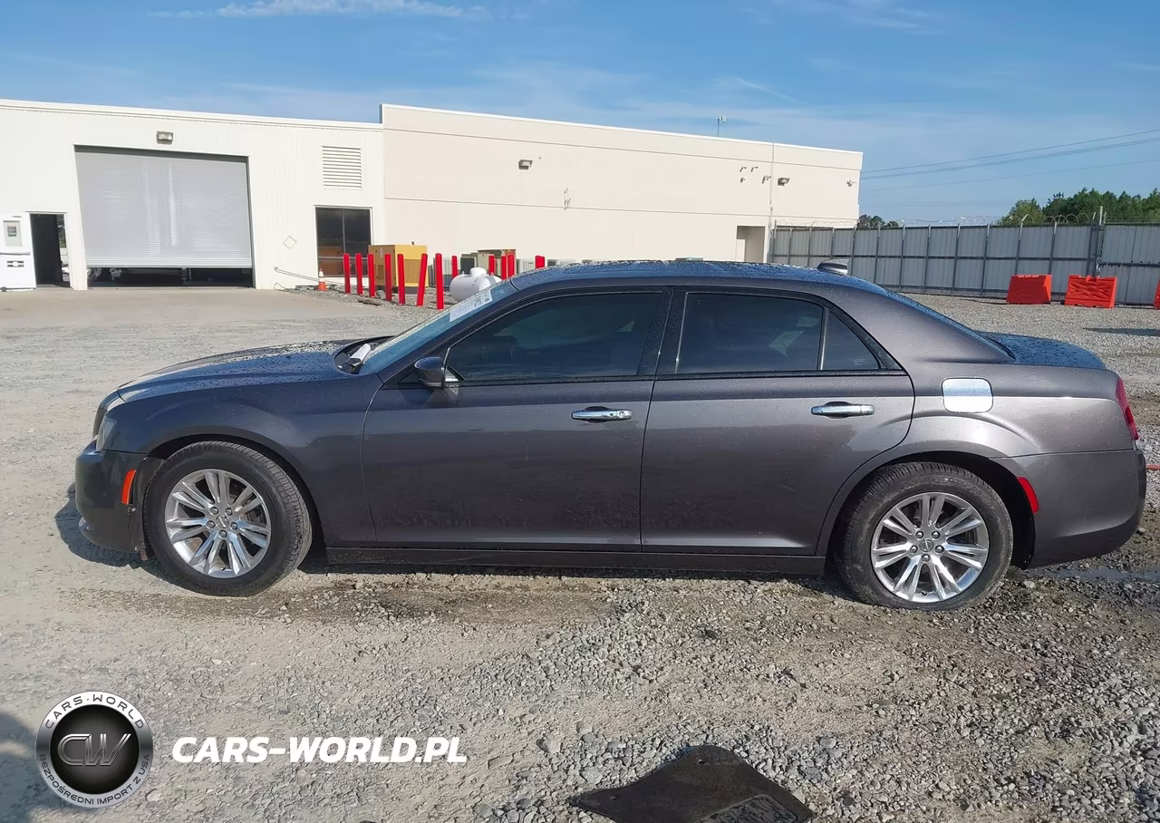 2018 Chrysler 300 300S VIN:2C3CCABG8JH326070 - 14